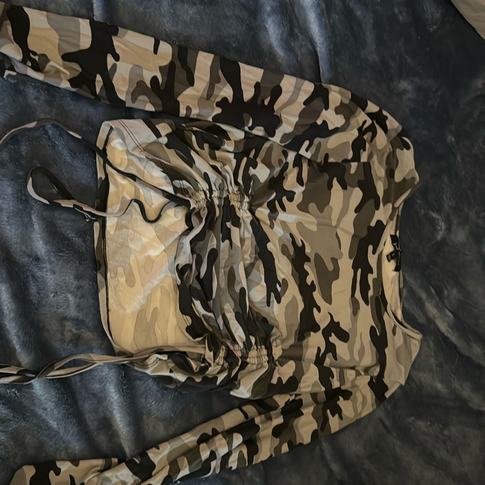 Camouflage cute large top ties at the bottom